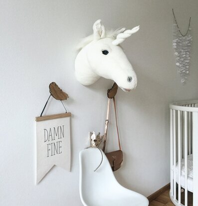 Djurhuvud Enhörning från Brigbys på vit vägg i barnrum
