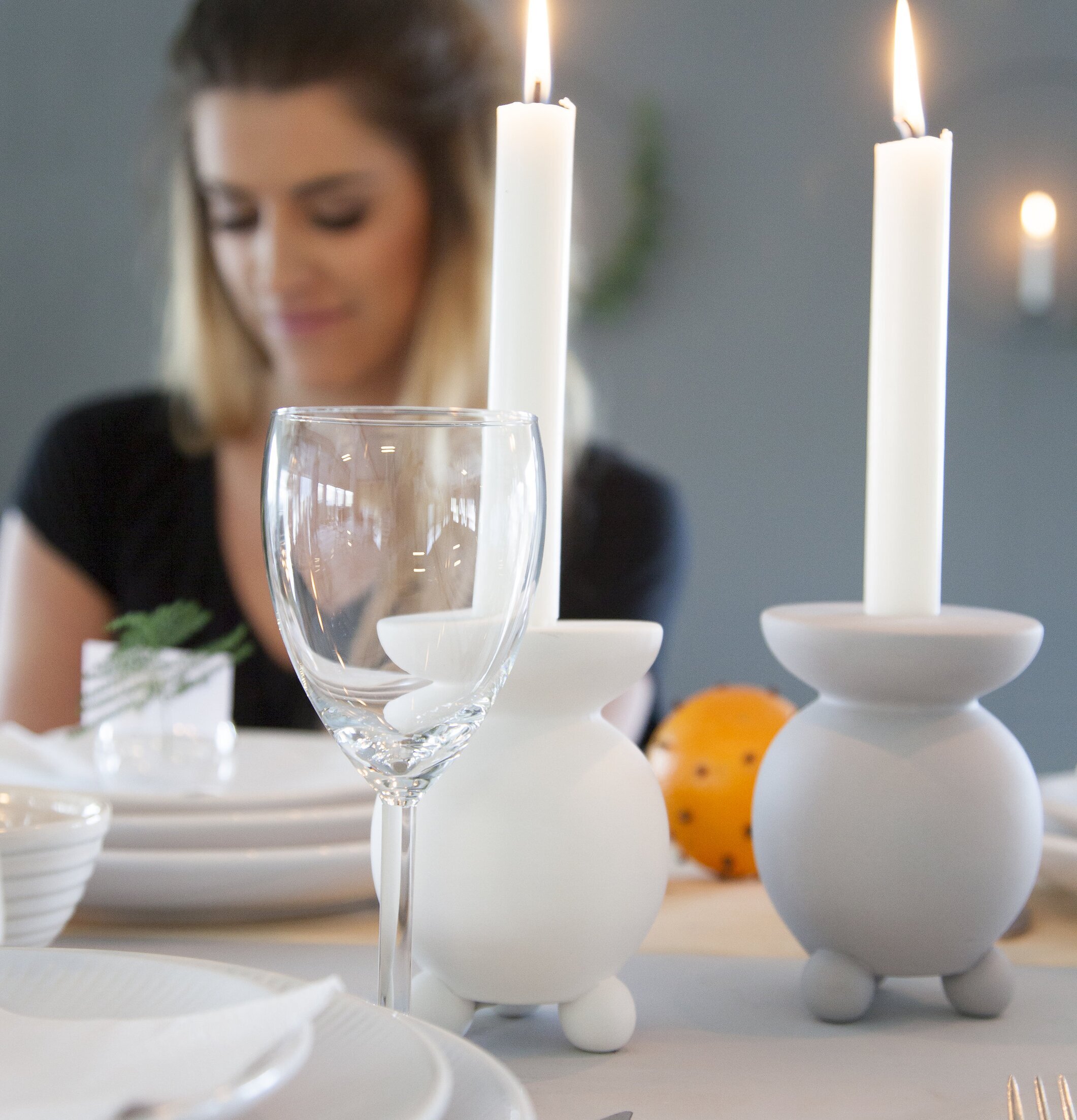 Linneryd Ljusstake Grå från Storefactory på dukat bord