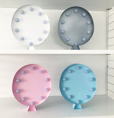 Ballong LED-Lampa Grå från Familyroom på vit hylla