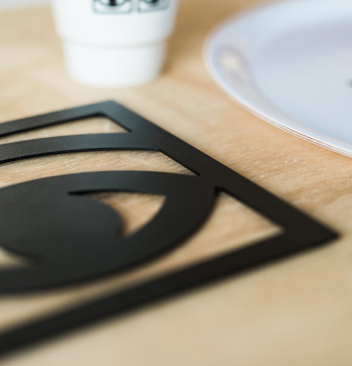 Ögon Cacao Trivet från Olle Eksell på träyta i köksmiljö