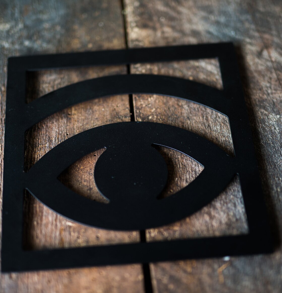 Ögon Cacao Trivet från Olle Eksell på rustik träyta