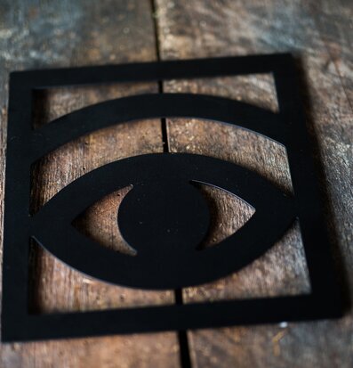 Ögon Cacao Trivet från Olle Eksell på rustik träyta