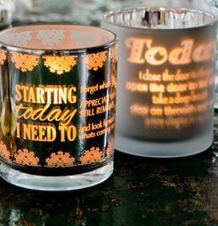 Today - Matt Vit ljuslykta från Majas Cottage på rustikt bord