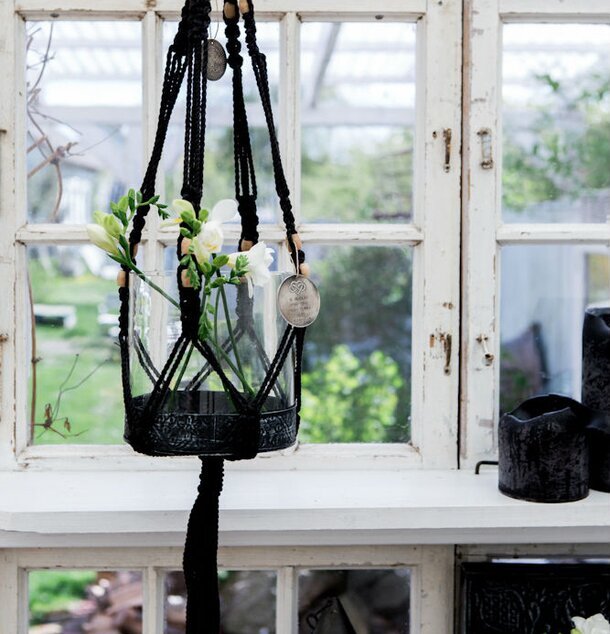 Makrame Hängande Glasvas/Lykta från Majas Cottage i fönster