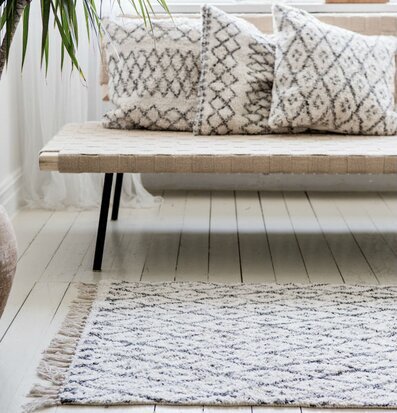 Matta Checks från Majas Cottage på ljust trägolv med soffa