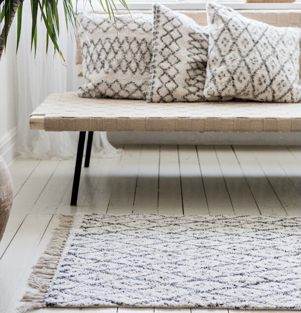 Matta Checks från Majas Cottage på ljust trägolv med soffa