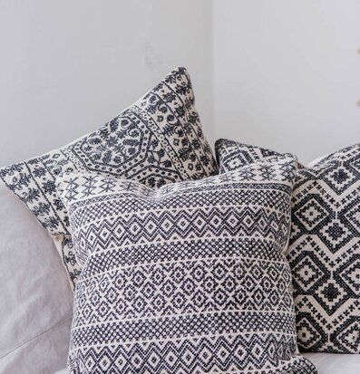 Kuddfodral Aztec Lines från Majas Cottage på ljus soffa