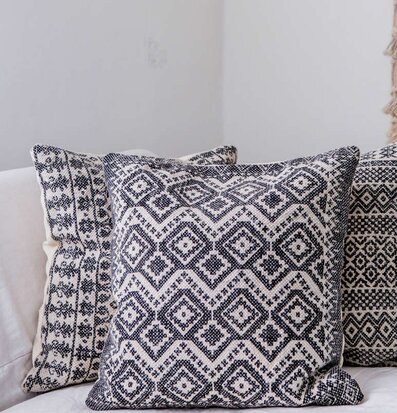 Kuddfodral Aztec Tribes från Majas Cottage på ljus soffa