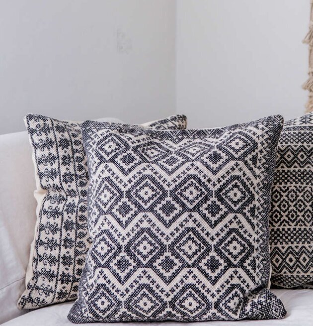 Kuddfodral Aztec Tribes från Majas Cottage på ljus soffa