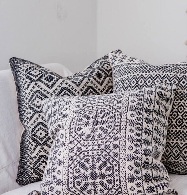 Kuddfodral Aztec Floral från Majas Cottage på ljusgrå soffa