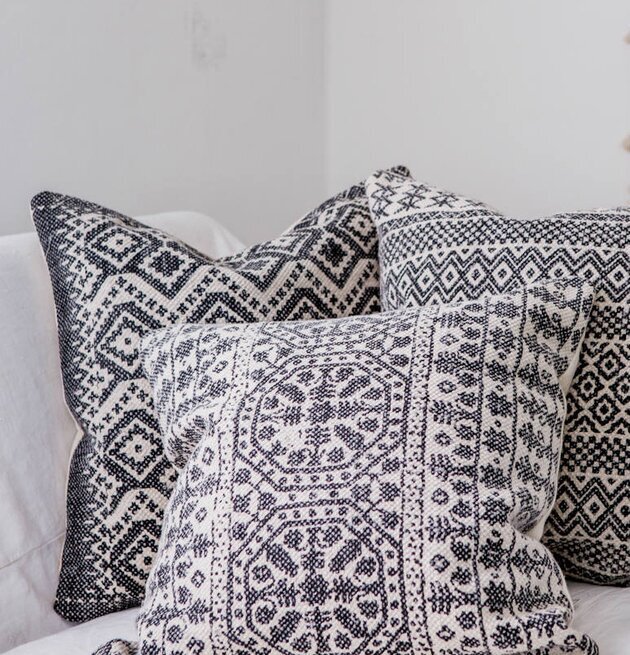 Kuddfodral Aztec Floral från Majas Cottage på ljusgrå soffa