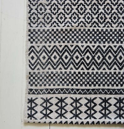 Matta Aztec Lines från Majas Cottage på ljust trägolv