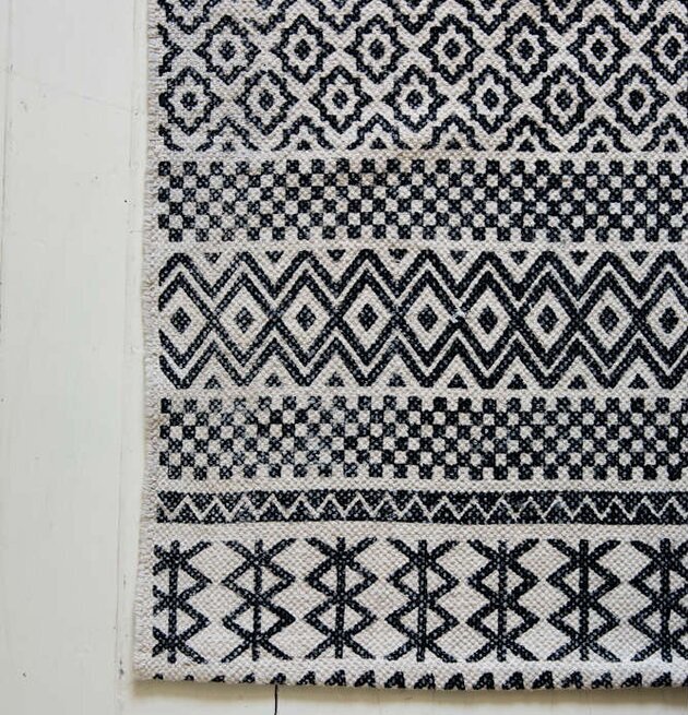 Matta Aztec Lines från Majas Cottage på ljust trägolv