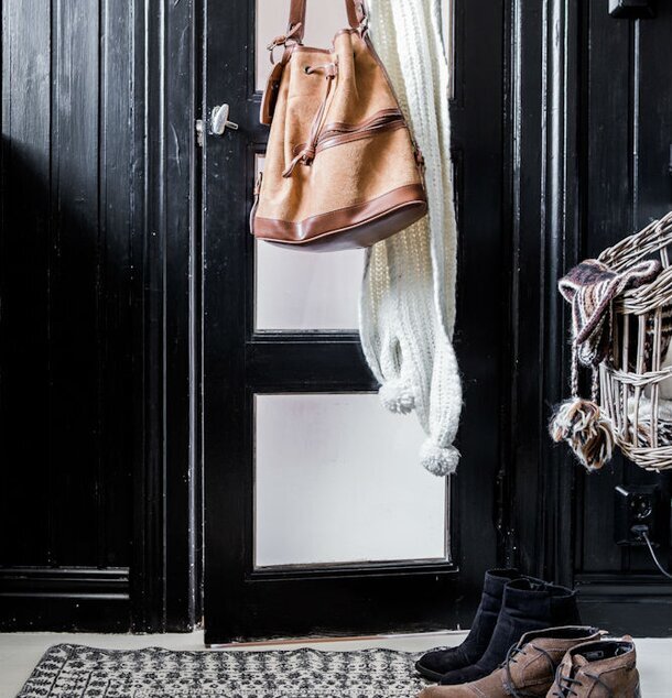 Matta Aztec Floral från Majas Cottage i en hemtrevlig hall