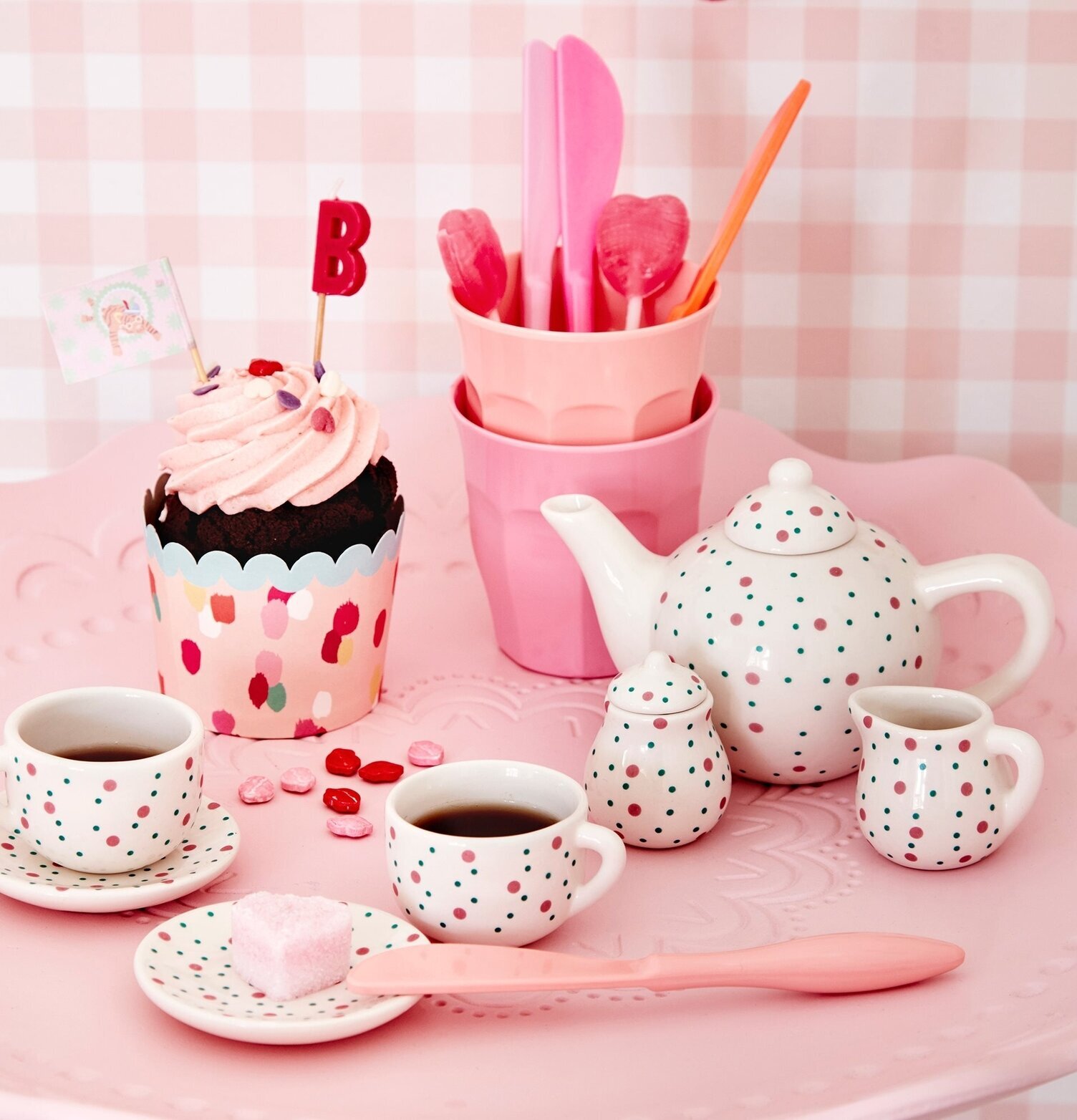 Porslinsset Tebjudning från Rice med prickigt mönster