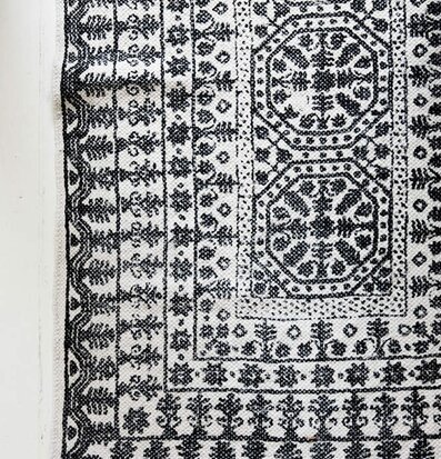 Matta Aztec Floral från Majas Cottage med svartvita mönster