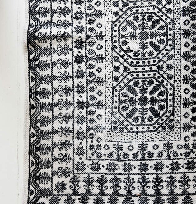 Matta Aztec Floral från Majas Cottage med svartvita mönster