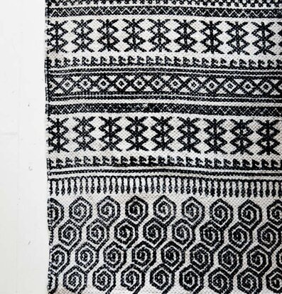 Matta Aztec Lines från Majas Cottage på vitmålat trägolv