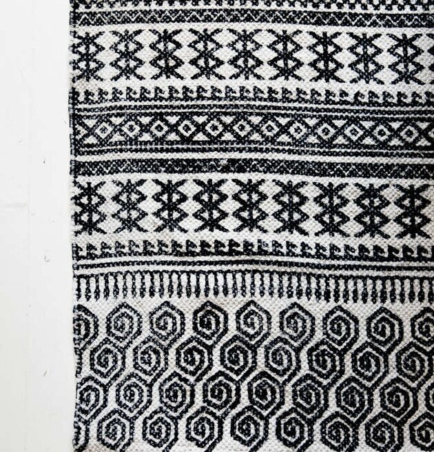 Matta Aztec Lines från Majas Cottage på vitmålat trägolv