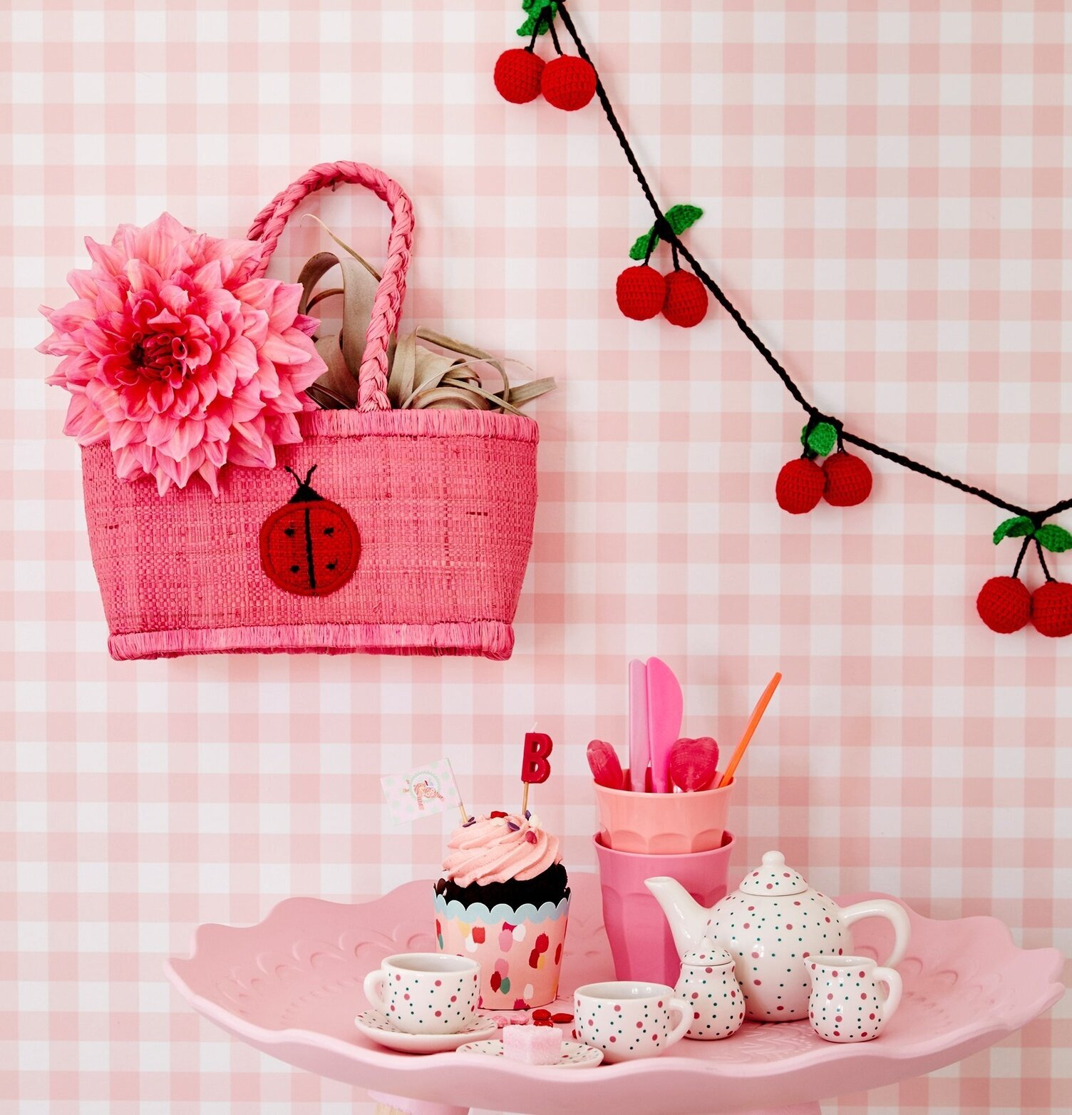 Porslinsset Tebjudning från Rice med färgglada prickar