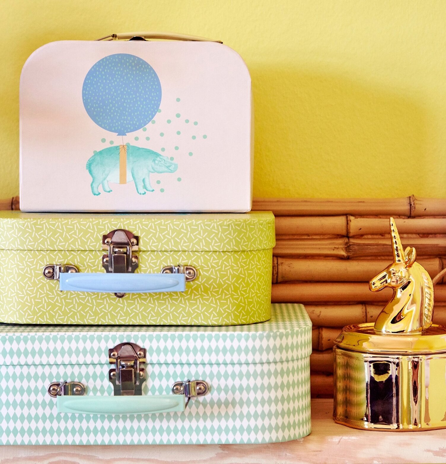 Porslinsask Enhörning från Rice på hylla med färgglada lådor