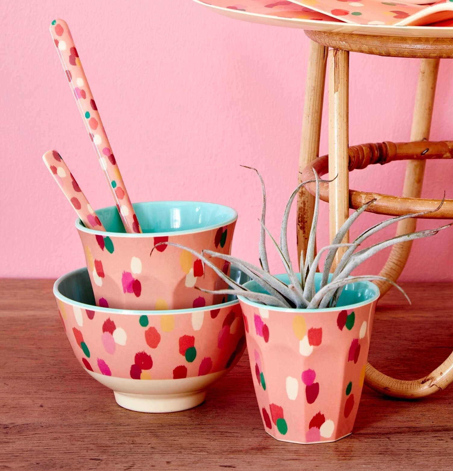 Liten Skål Coral Dapper Dot Prints från Rice på träbord