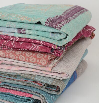 Pläd Sari - IB Laursen staplade i olika färger och mönster