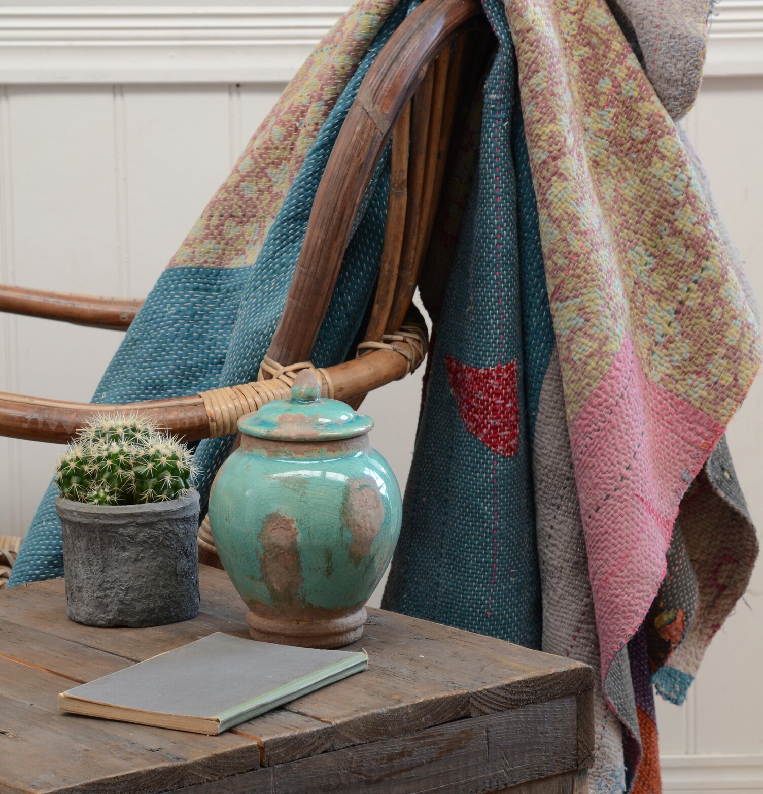 Pläd Sari - IB Laursen över träfåtölj, färgglad och mönstrad