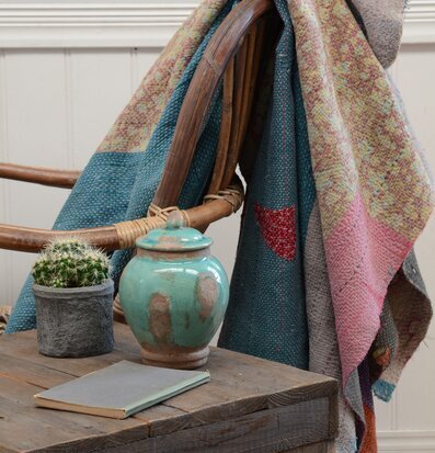 Pläd Sari - IB Laursen över träfåtölj, färgglad och mönstrad