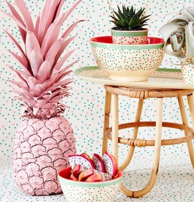 Bild av livfull inredning med färg och formharmoni