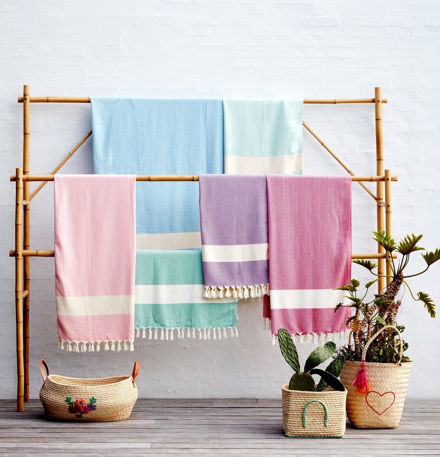Hamam Handduk Pastellrosa från Rice hänger på bambuställ