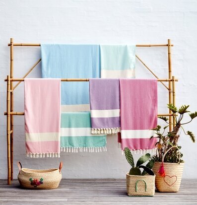 Hamam Handduk Pastellrosa från Rice hänger på bambuställ