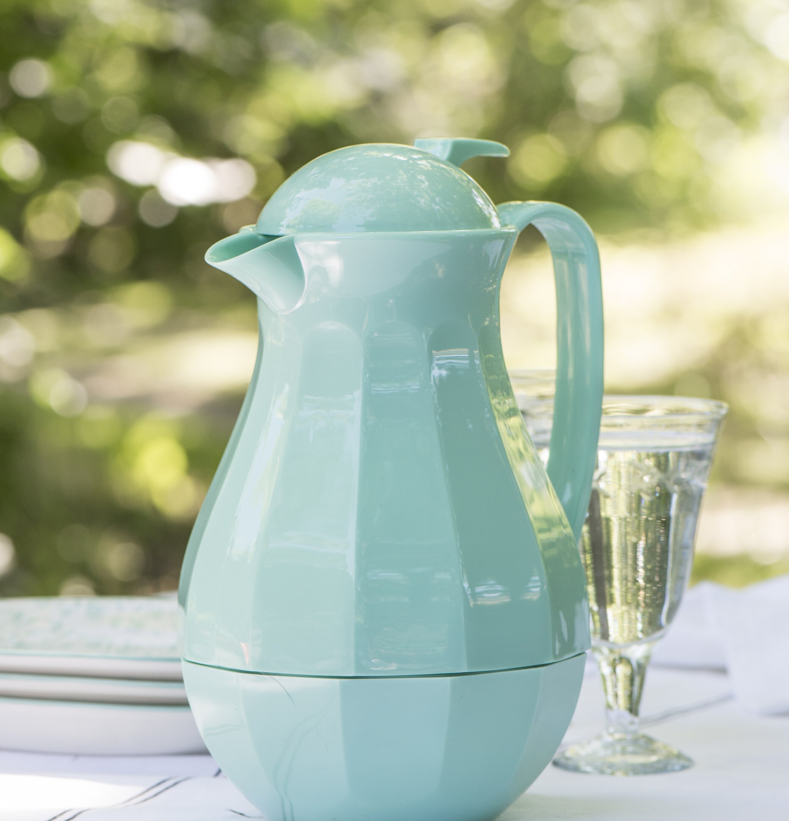 Termos Mint Green från IB Laursen i en grönskande utemiljö