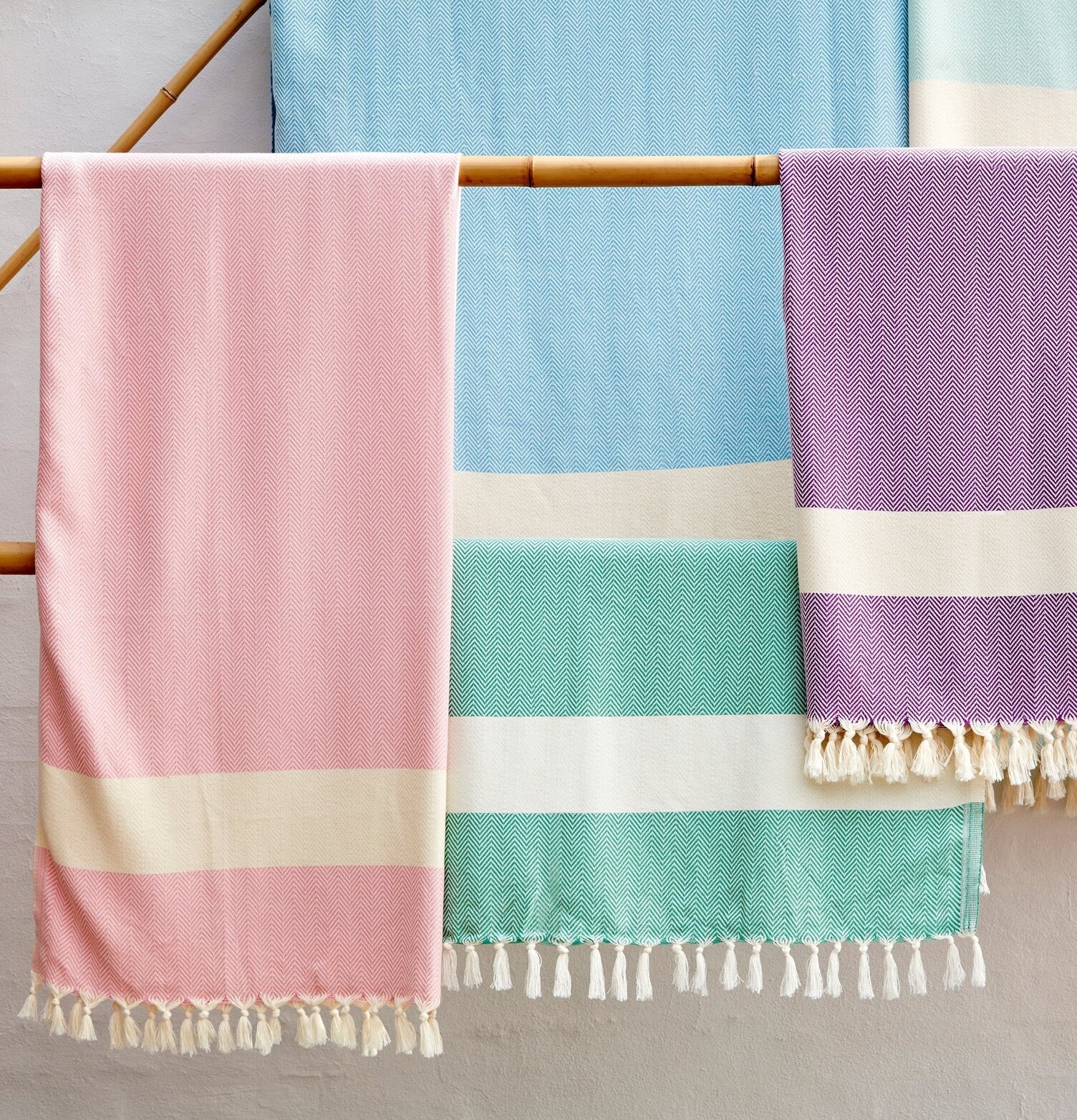 Hamam Handduk Pastellblå från Rice hänger på trästav