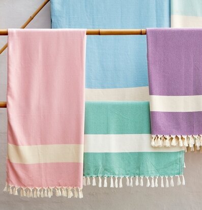 Hamam Handduk Pastellblå från Rice hänger på trästav