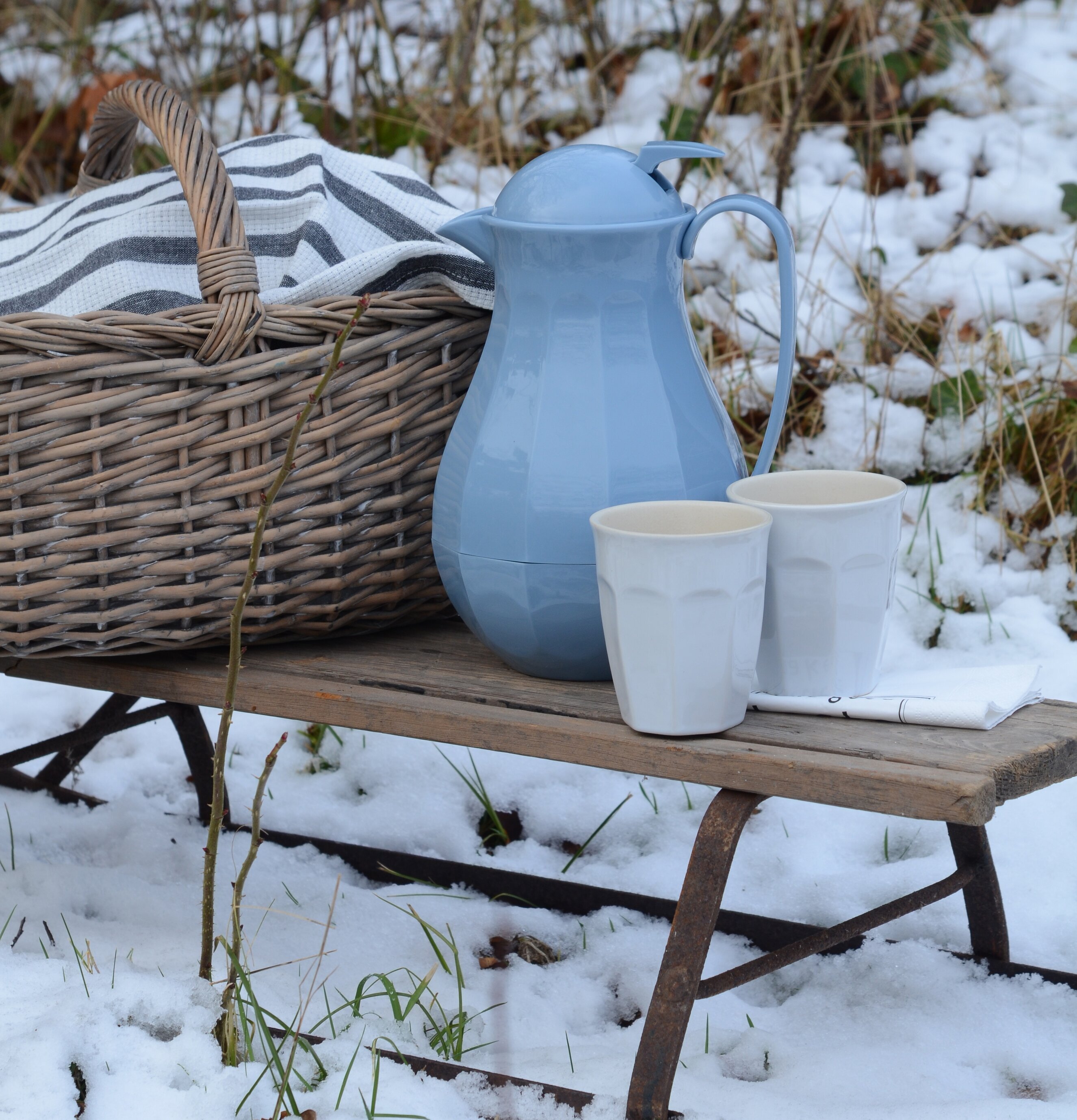 Termos Nordic Sky från IB Laursen på en träsläde i snön