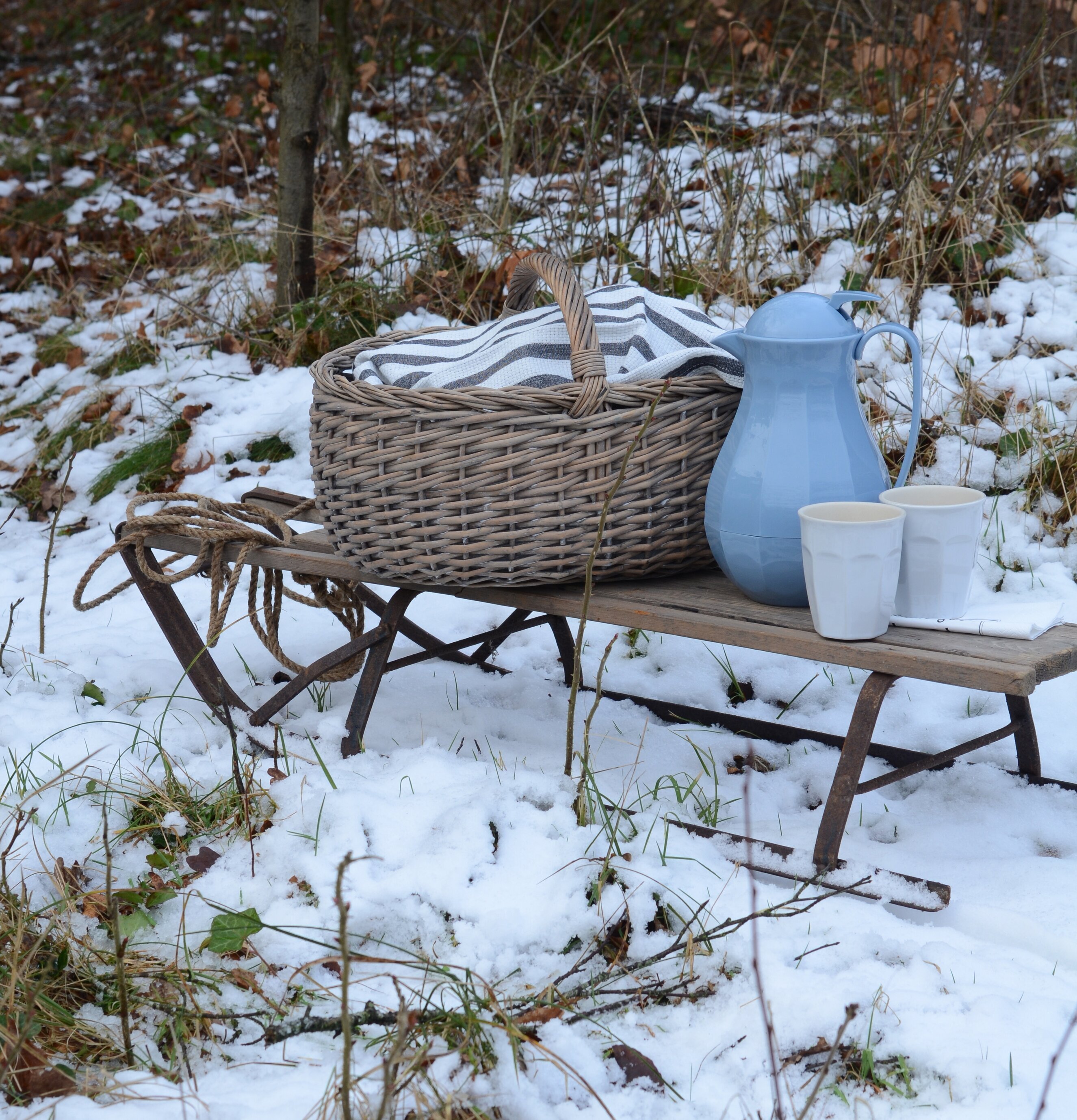 Termos Nordic Sky från IB Laursen på en vintrig träsläde