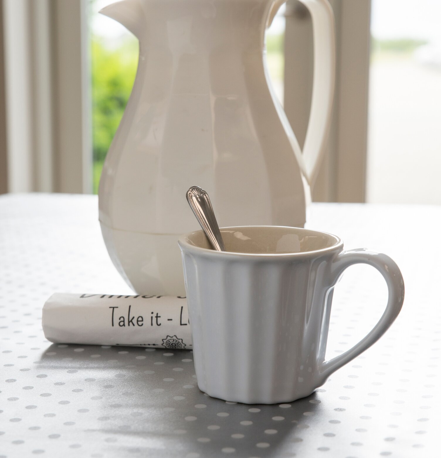 Termos Pure White från IB Laursen på prickig vaxduk