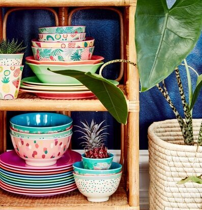 Tallrikar 6-Pack - Today Is Fun från Rice på trä hylla