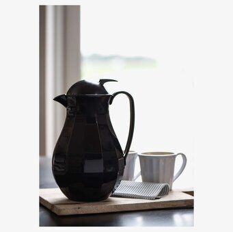 Termos Black från IB Laursen med två vita keramiska muggar