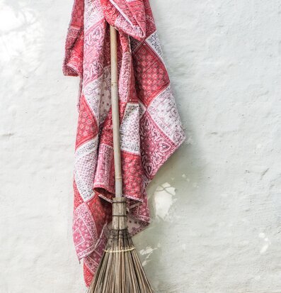 Pläd Patchwork Röd från IB Laursen med blommigt mönster