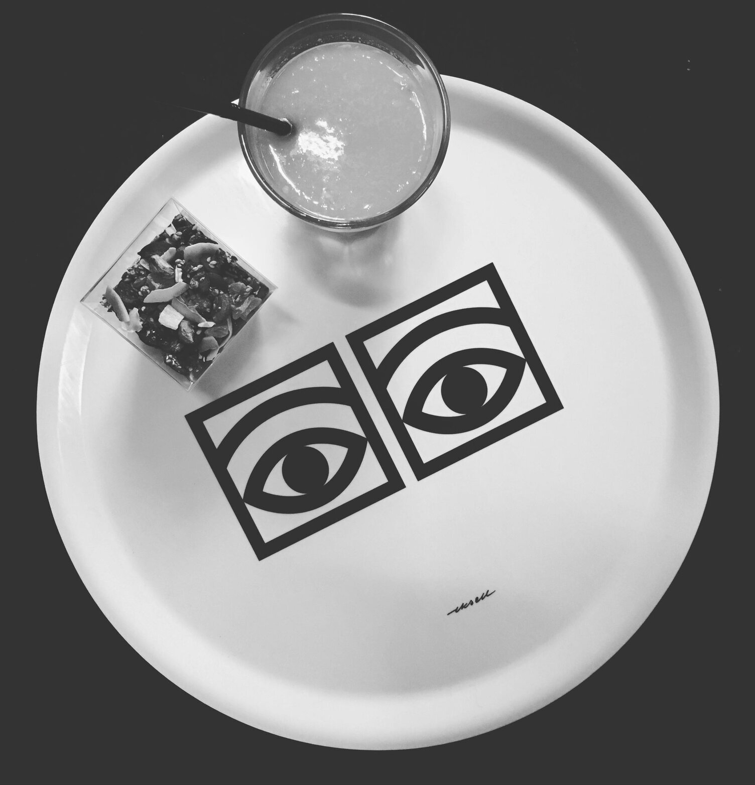 Bricka Ögon Cacao Vit från Olle Eksell med dryck och sallad