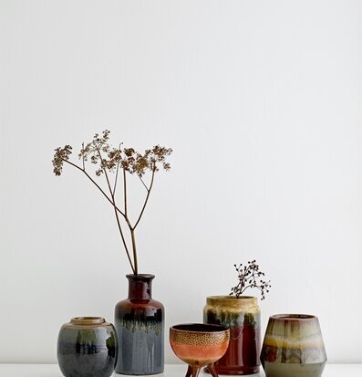 Kruka Ben Orange från Bloomingville på vit yta med vaser