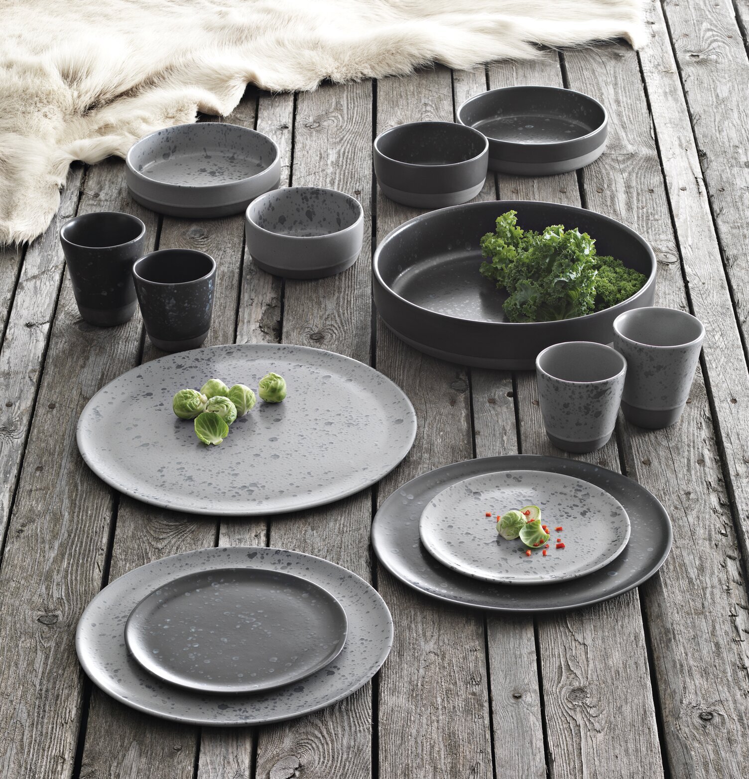 Soppskål RAW Stengods Svart från Raw på rustik träyta