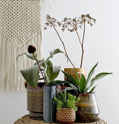 Blomkruka Grön från Bloomingville med växter och makramé