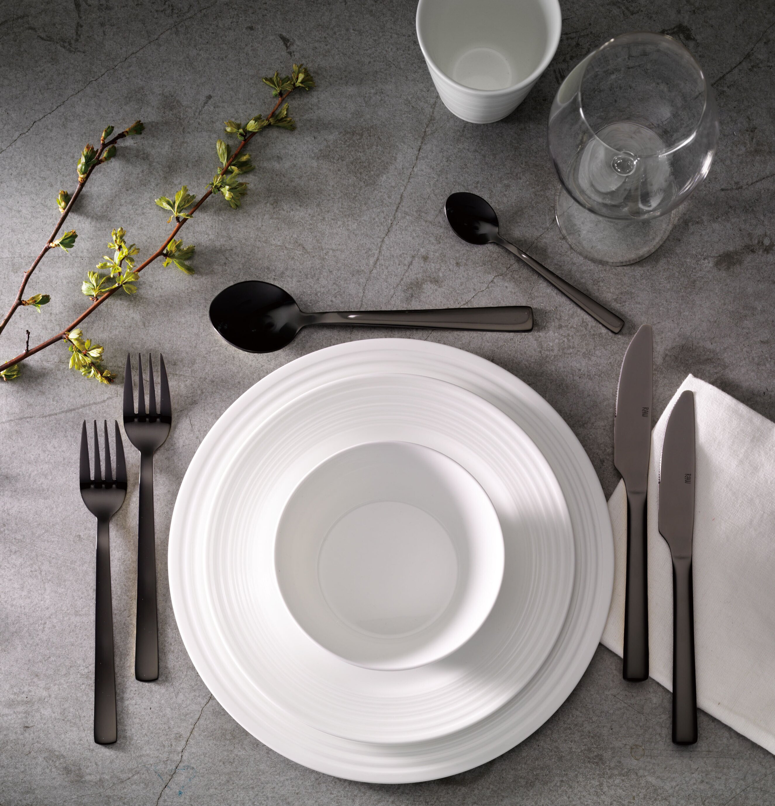 Bestickset RAW Svart från Raw på en stilren bordsdukning