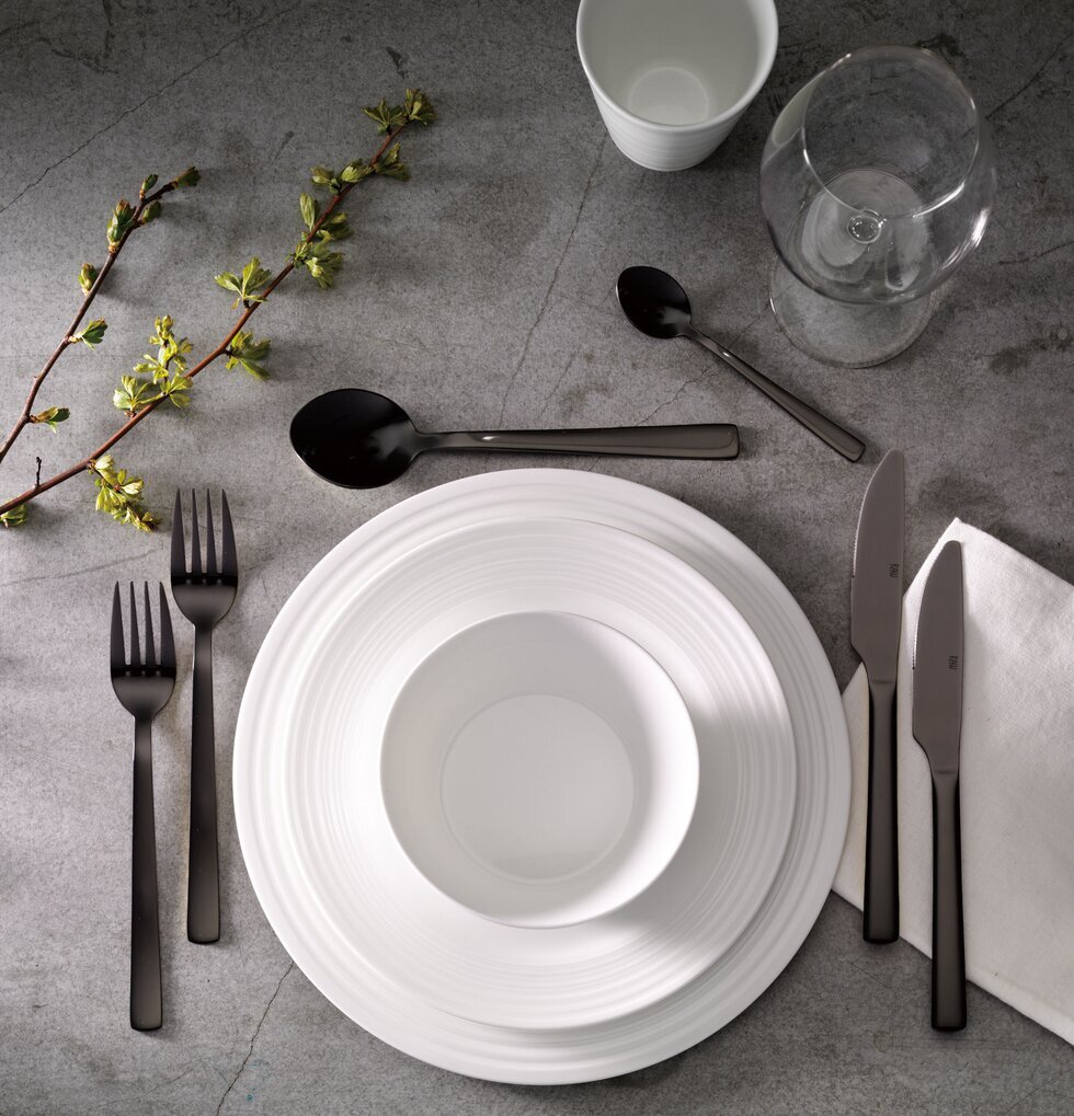 Bestickset RAW Svart från Raw på en stilren bordsdukning