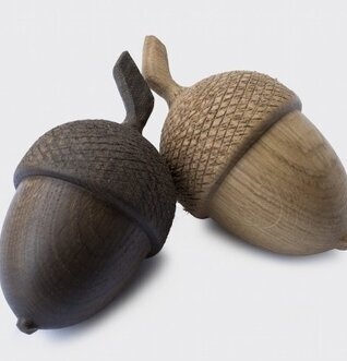 Gigantiska Ekollon från S.O.O.P. Stockholm på ljus bakgrund