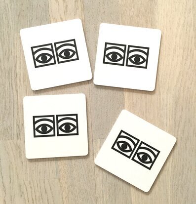 Glasunderlägg Ögon Cacao från Olle Eksell på ljust träbord