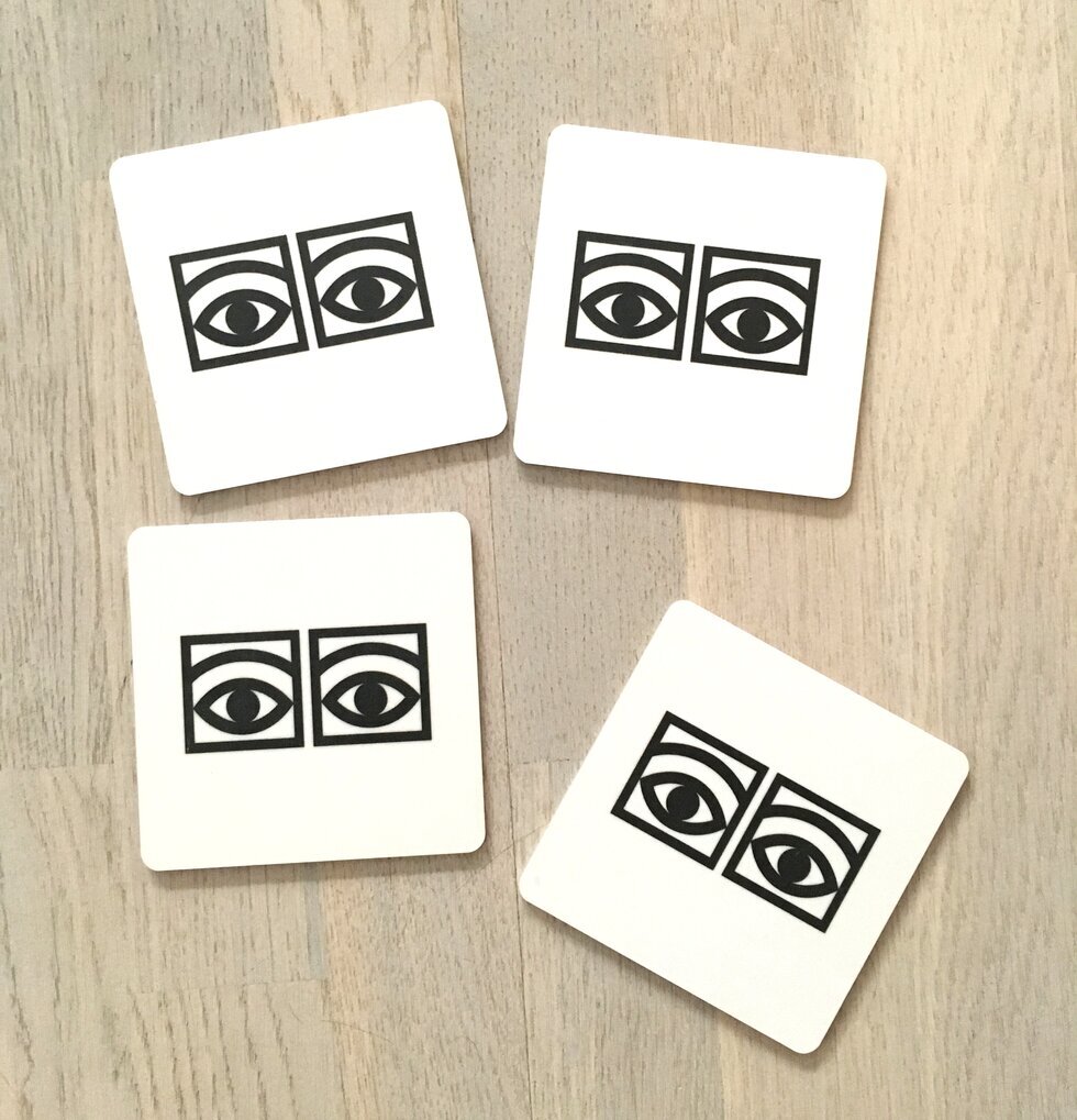 Glasunderlägg Ögon Cacao från Olle Eksell på ljust träbord